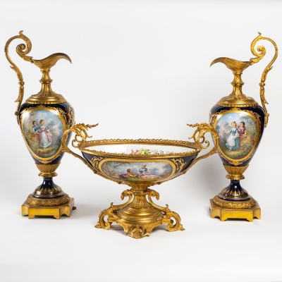 Paire d&#039;aiguières en porcelaine de Sèvres et Coupe en bronze, fin XIXème siècle|||||||||||||||