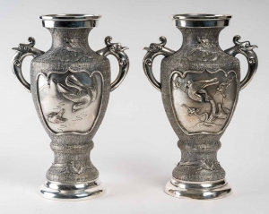 Paire de vases en métal argenté, Asie début du XXème siècle||||||||||||