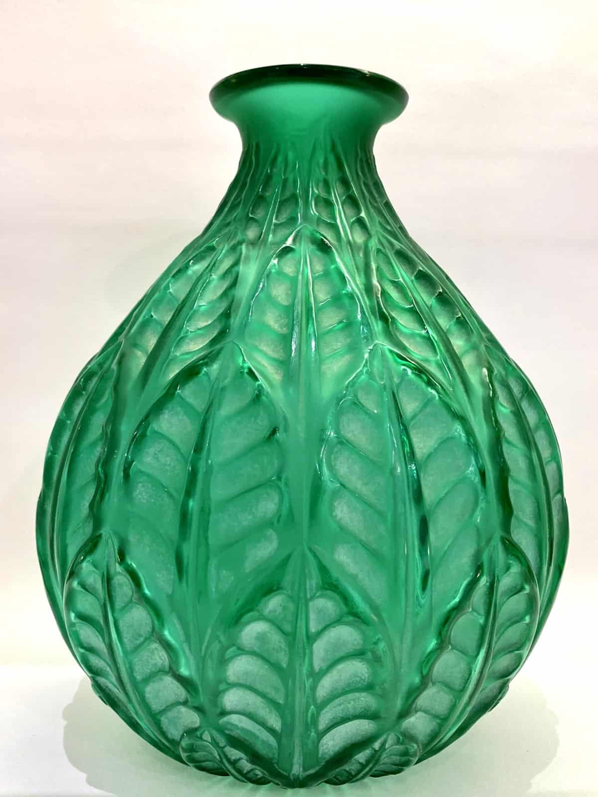 Vase "Malesherbes" verre vert émeraude patiné blanc de René LALIQUE