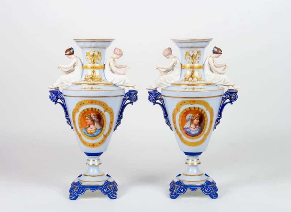 Vases Paris 1860 en porcelaine et biscuit d'après Boizot