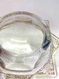 Cendrier &quot;Fauvettes&quot; verre blanc patiné sépia de René LALIQUE