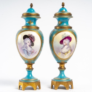 Paire de petits vases couverts en porcelaine de Sèvres et bronze doré, XIXème siècle|||||||||||