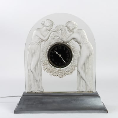 Pendule « Deux Figurines » verre blanc sur socle éclairant en métal nickelé de René LALIQUE||||||||||||
