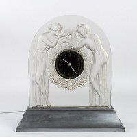 Pendule « Deux Figurines » verre blanc sur socle éclairant en métal nickelé de René LALIQUE