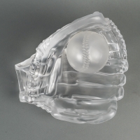 Gant de base-ball en cristal formant une coupe, XXème siècle.