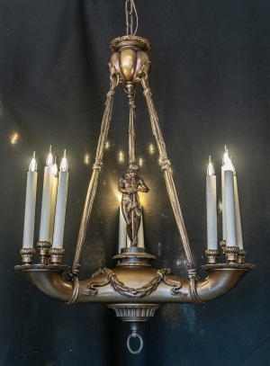 Important lustre en bronze avec faune aux flûtes, XXème siècle|Important lustre en bronze avec faune aux flûtes, XXème siècle||||||||||