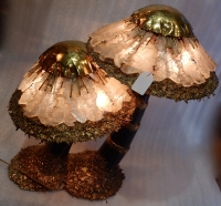 1970′Lampe Aux 2 Champignons Éclairante En Laiton Avec Gypse Imitant le Cristal De Roche Style Duval Brasseur, Faure, Fernandez