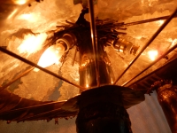 1970′Lampe Aux 2 Champignons Éclairante En Laiton Avec Gypse Imitant le Cristal De Roche Style Duval Brasseur, Faure, Fernandez