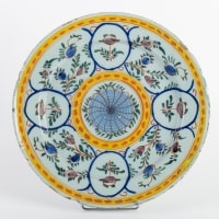 Plat polychrome en porcelaine de DELFT 18e siècle