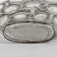 Flacon « Salamandres » verre blanc patiné gris de René LALIQUE