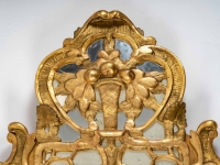 Grand miroir à parecloses d&#039;époque Louis XV (1724 - 1774).