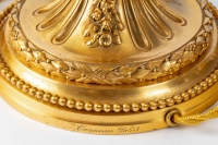 Maison Gagneau Paire de flambeaux en bronze ciselé et doré montés en lampes de style Louis XVI