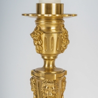 Maison Gagneau Paire de flambeaux en bronze ciselé et doré montés en lampes de style Louis XVI