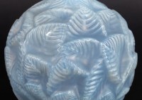 Vase « Ormeaux » verre opalescent patiné bleu gris de René LALIQUE