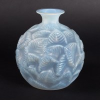 Vase « Ormeaux » verre opalescent patiné bleu gris de René LALIQUE