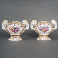 Paire de bouquetières ou &quot;piques fleurs&quot; en porcelaine, à décor de lions et fleurs, manufacture de Copenhague, XIXe siècle.