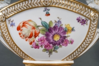 Paire de bouquetières ou &quot;piques fleurs&quot; en porcelaine, à décor de lions et fleurs, manufacture de Copenhague, XIXe siècle.