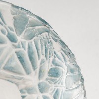 Flacon &quot;Misti&quot; en verre blanc patiné bleu de René LALIQUE pour L.T PIVER