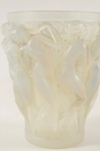 RENE LALIQUE (1860-1945) Vase «Bacchantes &quot; Opalescent