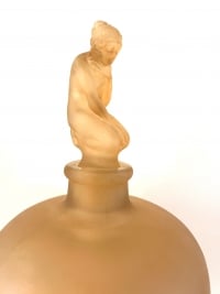 Vase &quot;Douze Figurines avec Bouchon Figurine&quot; verre blanc patiné sépia de René LALIQUE