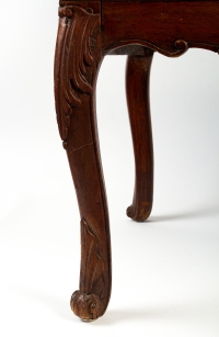 Fauteuil à fond de cannes en bois naturel mouluré et sculpté d’époque Régence vers 1720