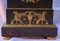 1795′ Pendule Époque Directoire en Bronze Double Patine à l’Ouroboros