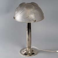 Paire de Lampes &quot;Dahlias&quot; verre blanc - piètements Art-Deco bronze nickelé de René LALIQUE