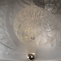 Paire de Lampes &quot;Dahlias&quot; verre blanc - piètements Art-Deco bronze nickelé de René LALIQUE