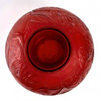 Vase &quot;Poissons&quot; verre rouge double couche patiné blanc de René LALIQUE