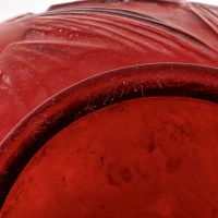 Vase &quot;Poissons&quot; verre rouge double couche patiné blanc de René LALIQUE