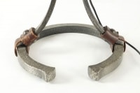 Lampadaire des années 1960 en fer forgé et cuir, la bas formant un fer à cheval.