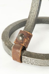 Lampadaire des années 1960 en fer forgé et cuir, la bas formant un fer à cheval.