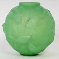 Vase &quot;Formose&quot; verre vert jade de René LALIQUE