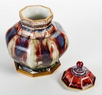 Pot à couvercle aux motifs de coulures, manufacture de Sèvres, fin XIXe siècle.