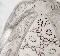 Vase &quot;Papillons&quot; verre blanc émaillé marron d&#039;origine de René LALIQUE