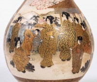 Vase Satsuma à décor de femmes dans un palais, XIXe siècle, estampillé sous la base.