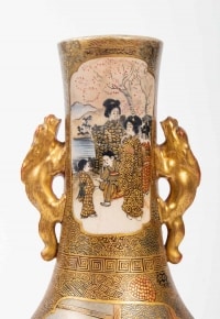 Vase Satsuma à décor de femmes dans un palais, XIXe siècle, estampillé sous la base.