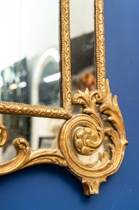 Grand miroir à parclose en bois sculpté et doré. Époque Régence