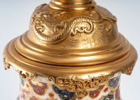 Paire de lampes en porcelaine du Japon, Satsuma. XIXème siècle.