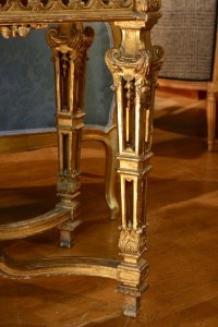 Table de milieu en bois doré de style Régence.