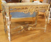 Table de milieu en bois doré de style Régence.
