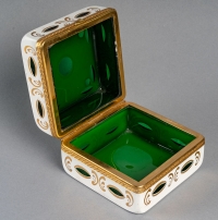 Un coffret en cristal overlay d’opaline fin XIXème siècle