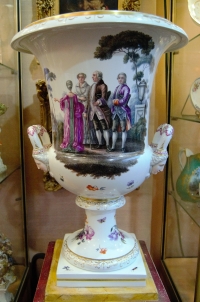 Grand Vase en porcelaine à Décor De Fleurs Et Scène Galante