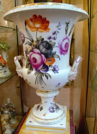 Grand Vase en porcelaine à Décor De Fleurs Et Scène Galante