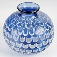 Vase &quot;Grenade&quot; verre bleu saphir patiné blanc de René LALIQUE