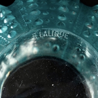 Vase &quot;Oursin&quot; verre blanc patiné vert de René LALIQUE