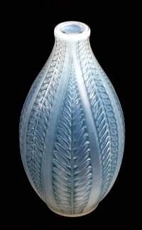 Vase « Acacia » verre opalescent triple couche patiné bleu de René LALIQUE