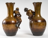 Paire de vases en régule avec des personnages, XIXème siècle
