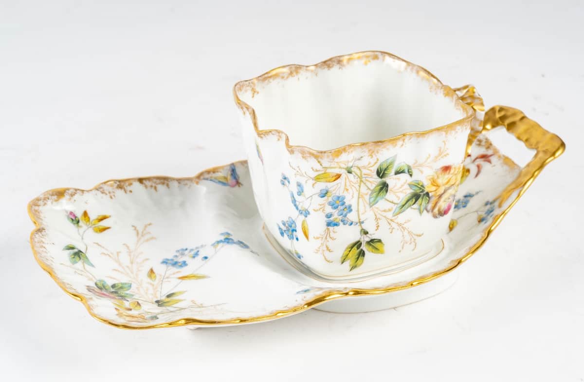 Tasse trembleuse fleurie en porcelaine de Paris, XIXème siècle||Tasse trembleuse fleurie en porcelaine de Paris, XIXème siècle|||||||||