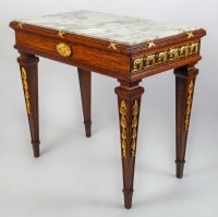 Une paire de tables avec dessus marbre fin XIXème siècle